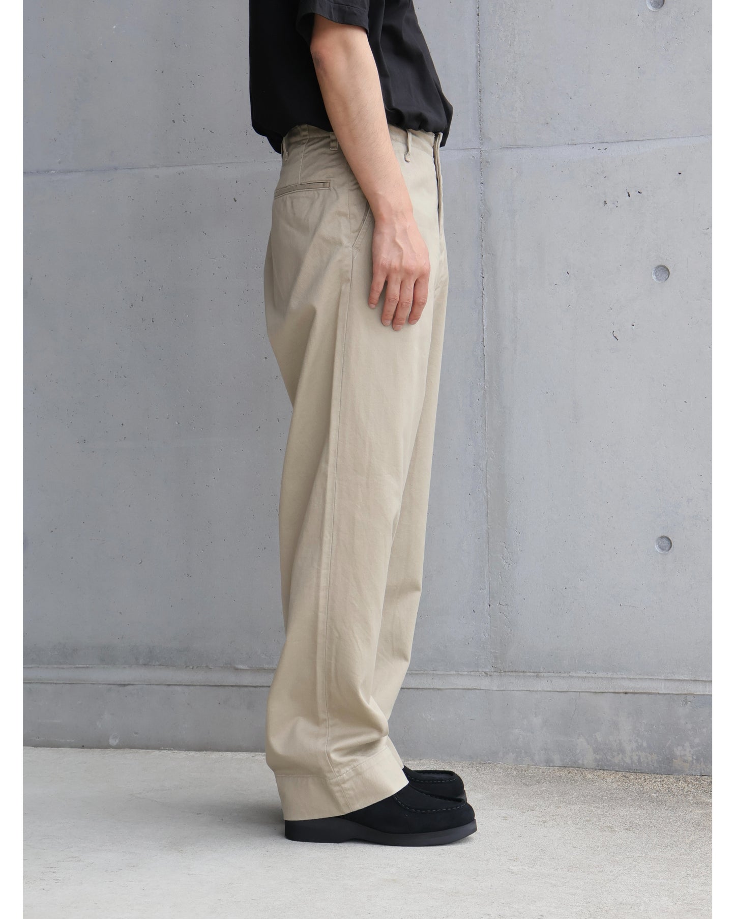 KHAKI チノパンツ