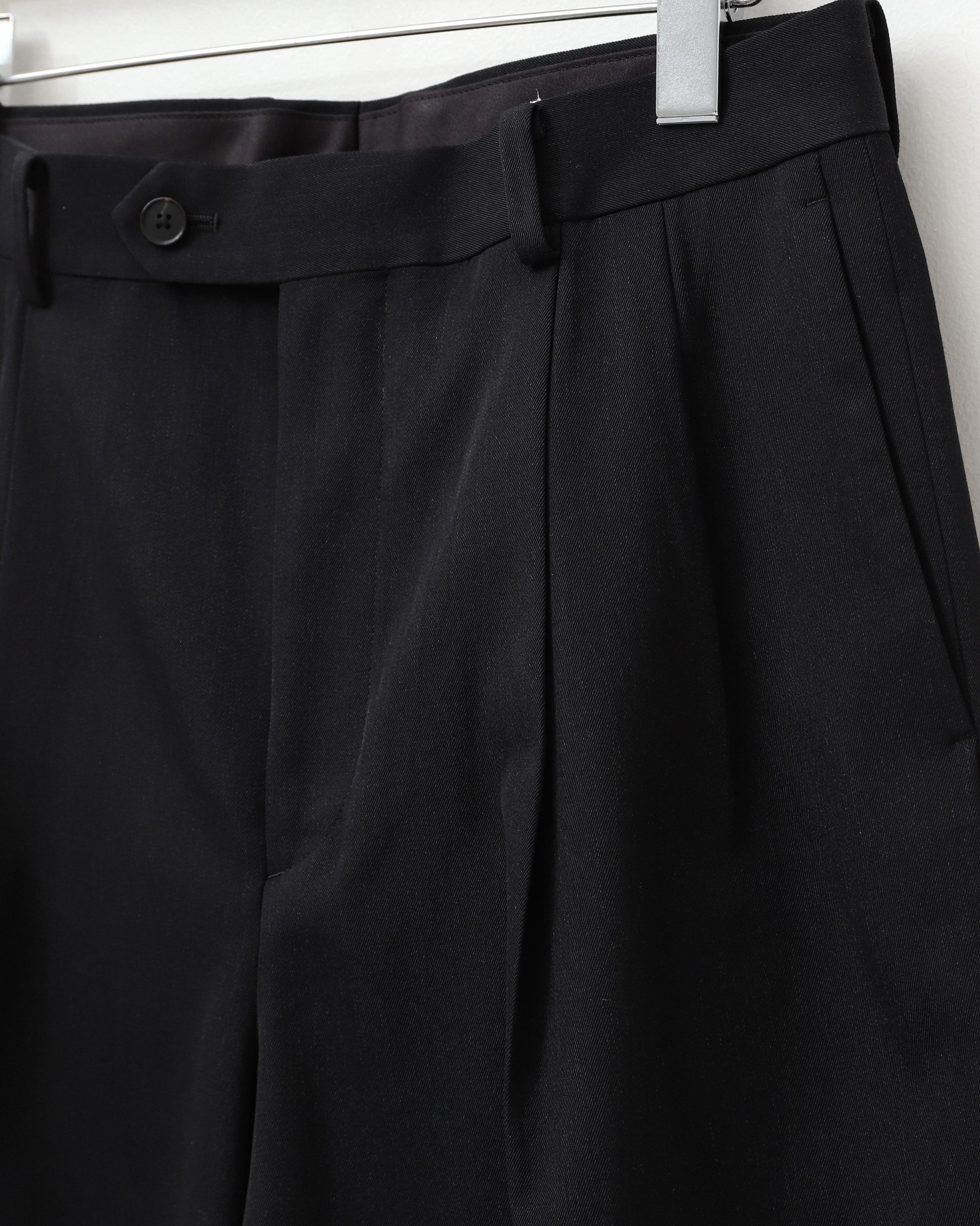 LIGHT WOOL MAX GABARDINE TWO-TUCK SLACKS TOP BLACK – TIME