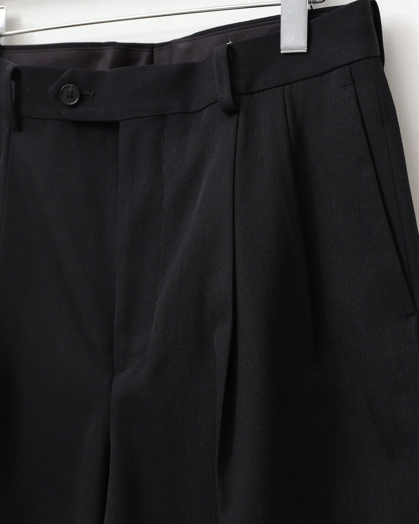 LIGHT WOOL MAX GABARDINE TWO-TUCK SLACKS TOP BLACK