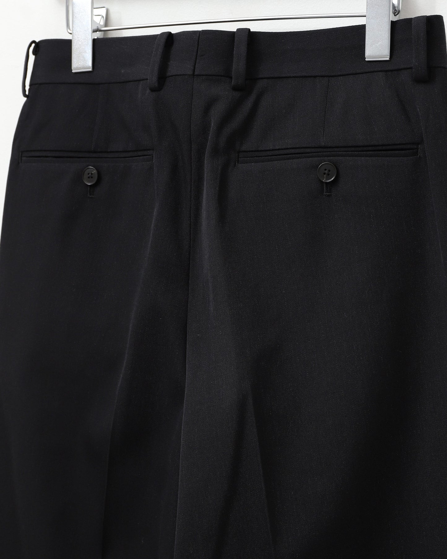 LIGHT WOOL MAX GABARDINE TWO-TUCK SLACKS TOP BLACK