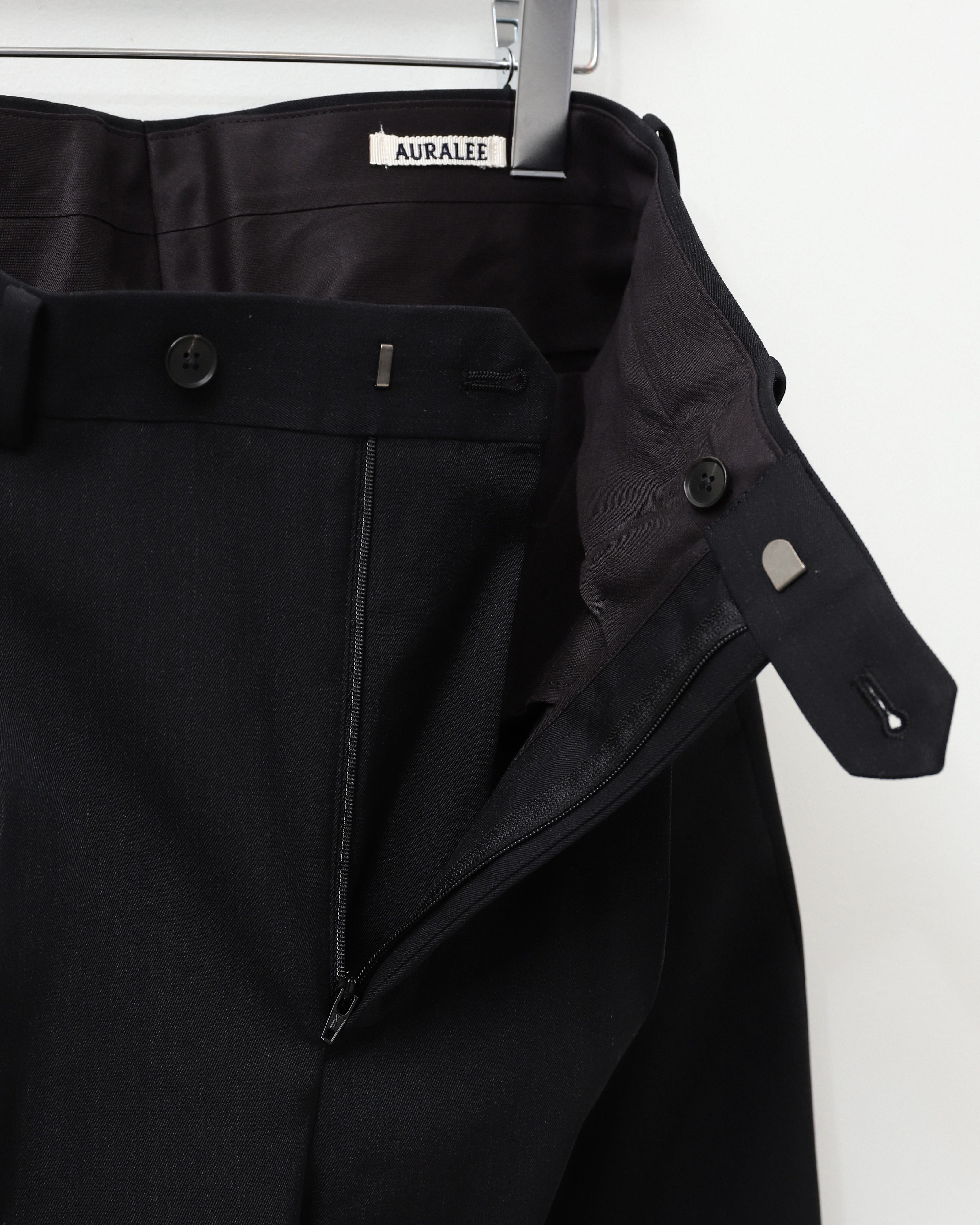LIGHT WOOL MAX GABARDINE TWO-TUCK SLACKS TOP BLACK – TIME LIGHT WOOL MAX GABARDINE TWO-TUCK SLACKS TOP BLACK – TIME
