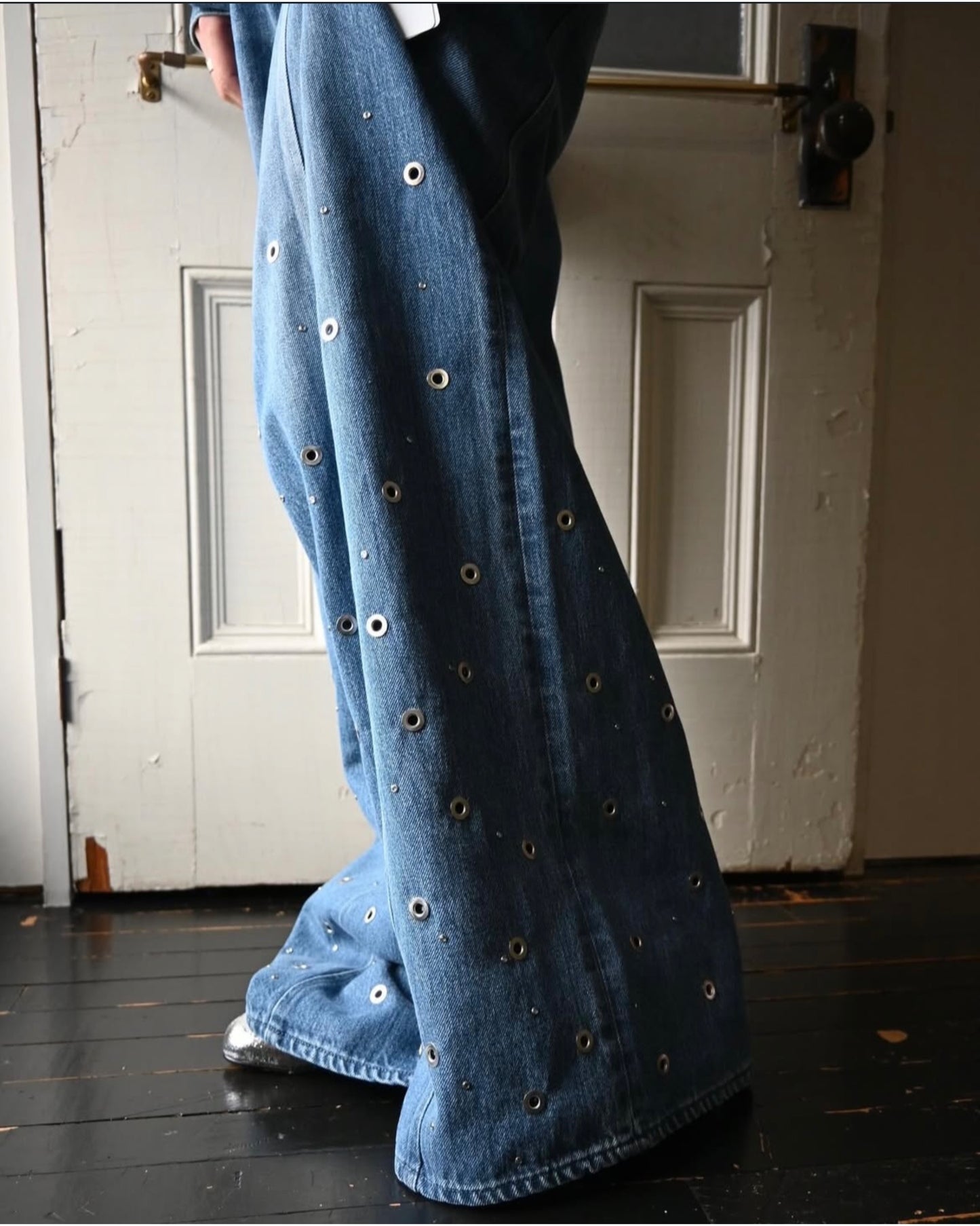 ORGANIC COTTON DENIM WIDE-LEG JEANS WITH STUDS