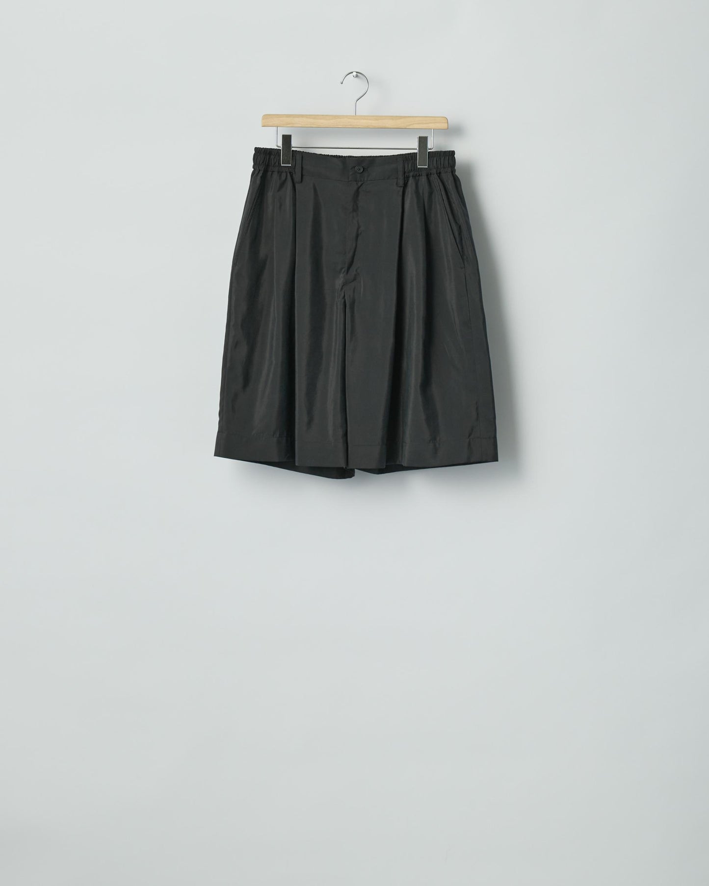 SILK NYLON WIDE EASY SHORT  BLACK